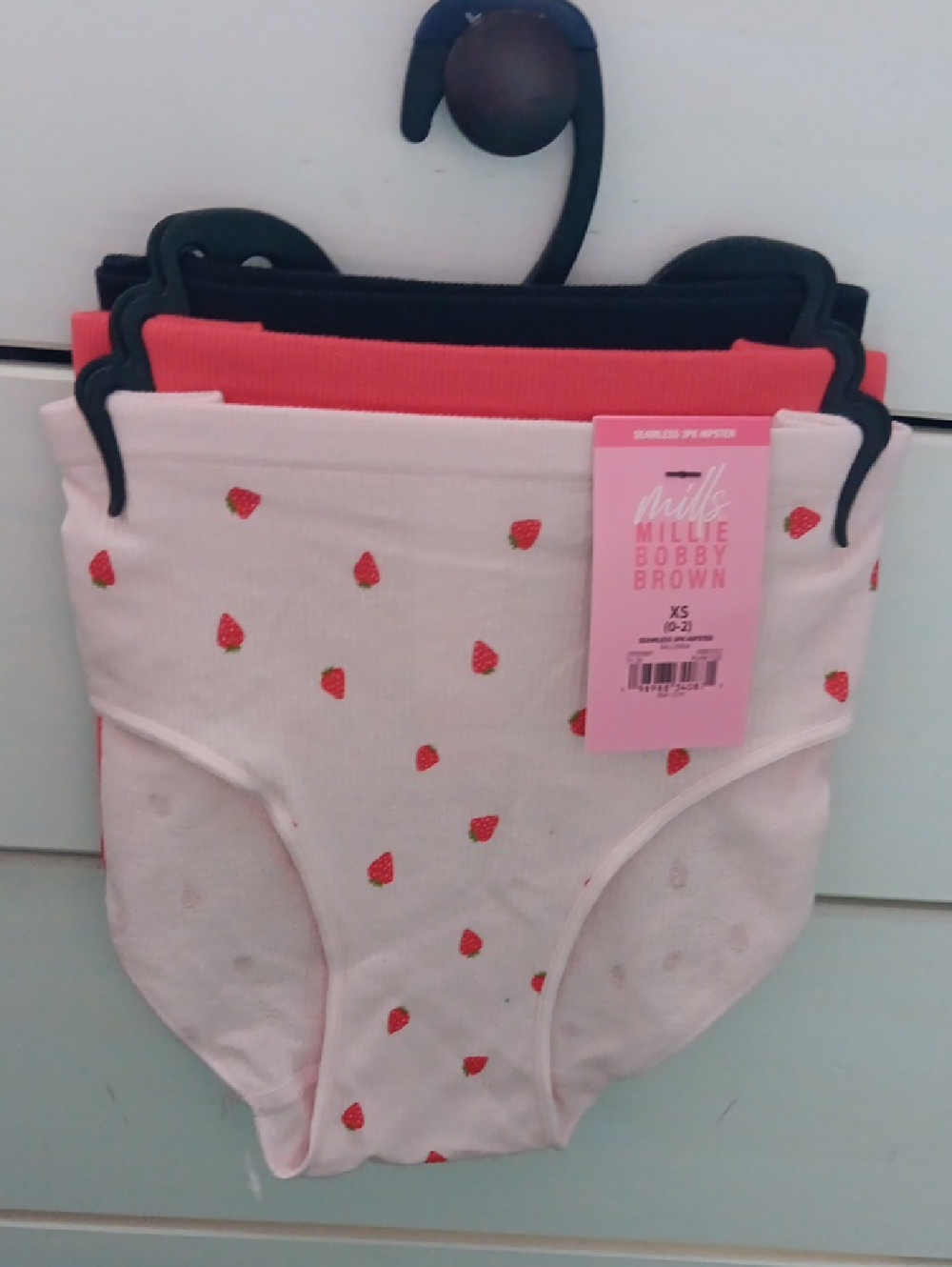 Millie Bobbie Brown 3Pack Seamless Hipster Panties in Red, Blk & Srawberry Print